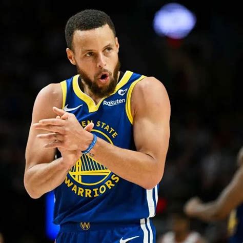 warriors.|Curry signs one.